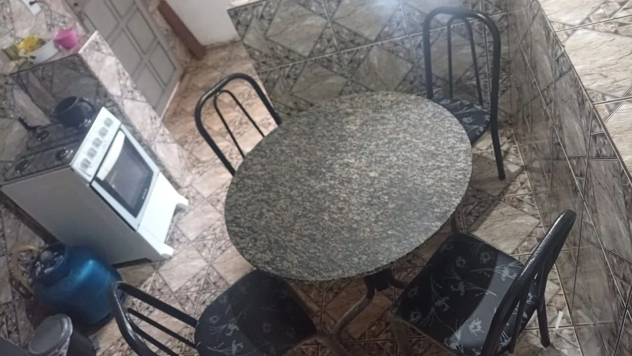 Mesa 4 cadeiras muito nova! - Foto 3