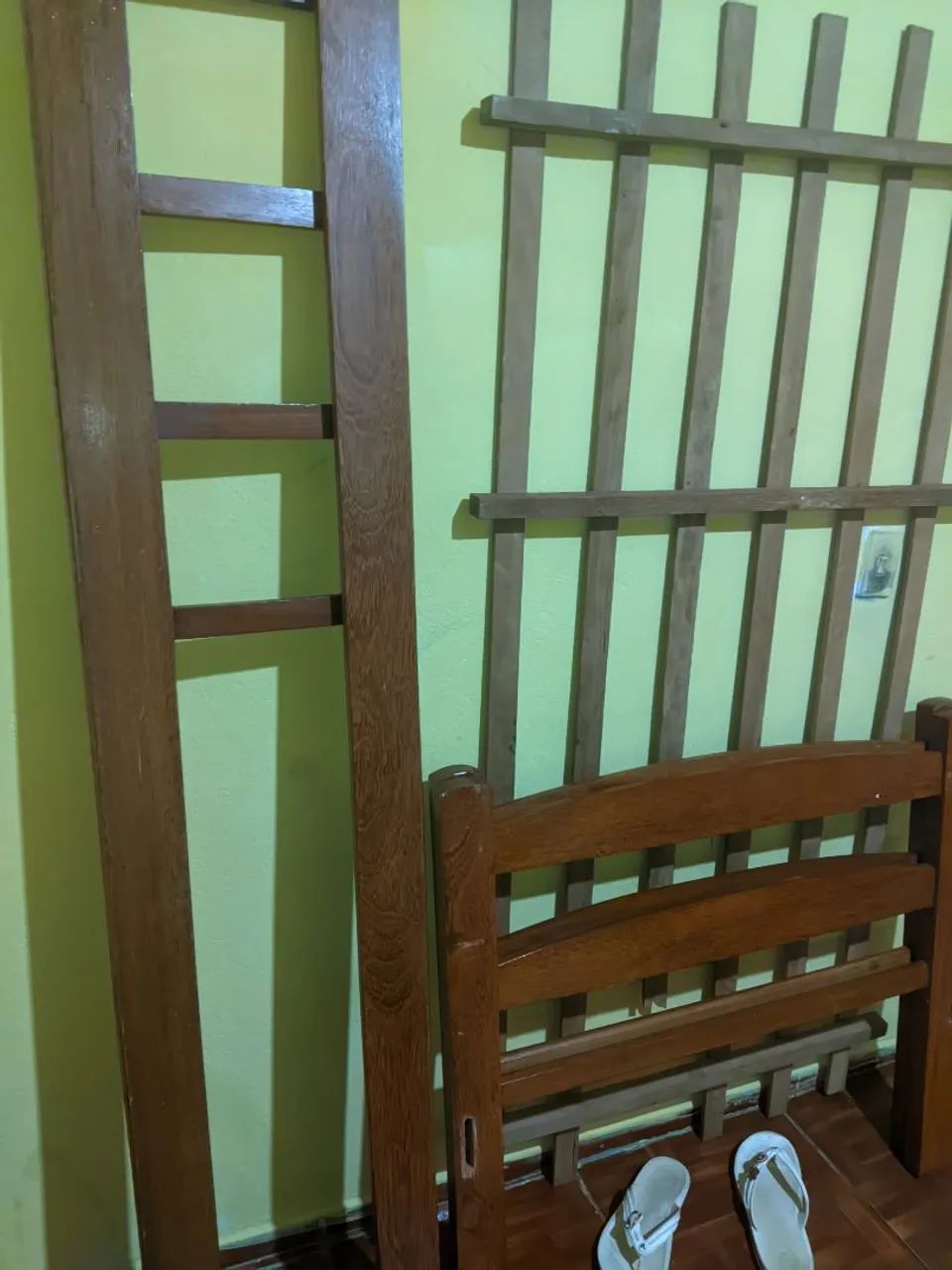 vende-se uma cama de madeira  - Foto 2