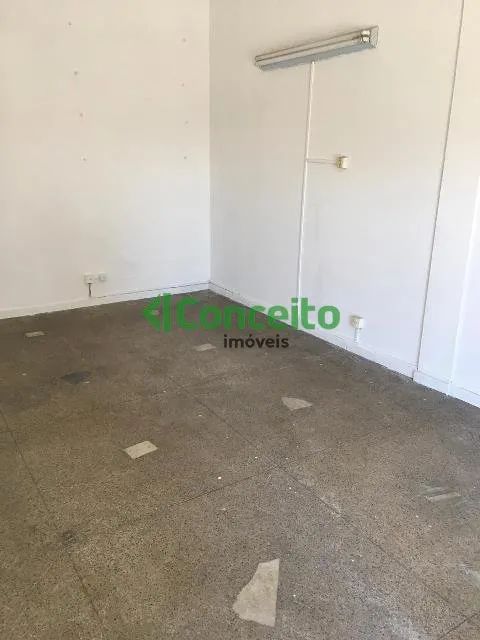 LOJA COM +/- 35 M² DE ÁREA, PISO EM GRANILITE E UM BANHEIRO. - Foto 5