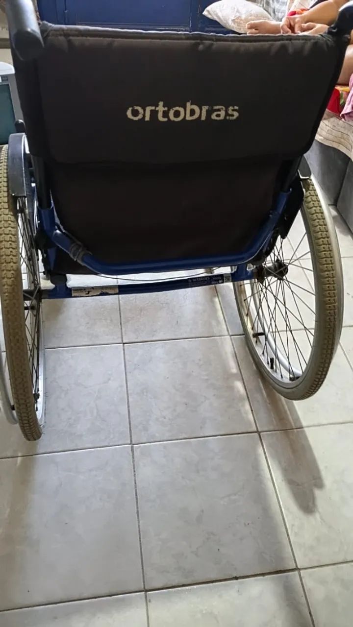 Cadeira de rodas em alumínio excelente estado. - Foto 2