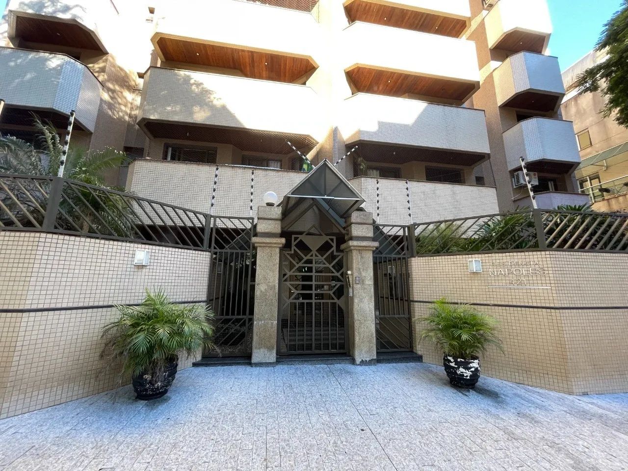 Locação - Apartamento com 04 Quartos na Zona 07 em Maringá