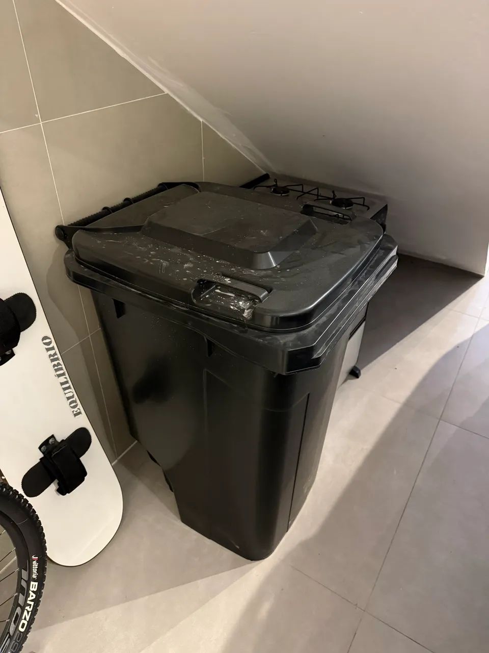Lixeira 240 L com rodinhas. Sem uso!