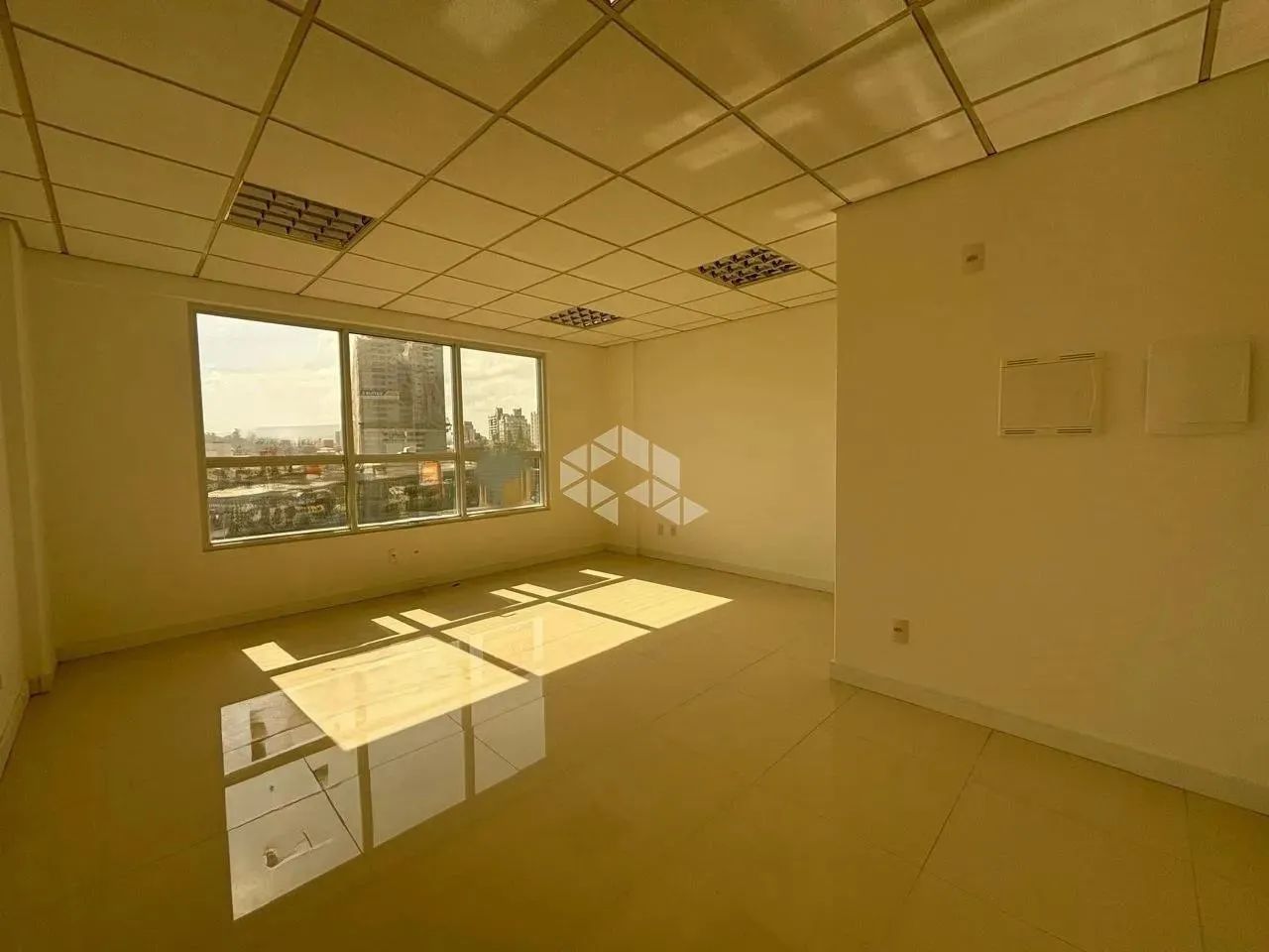 SALA COMERCIAL COM 01 VAGA GARAGEM NO BAIRRO BARREIROS EM SÃO JOSÉ/SC