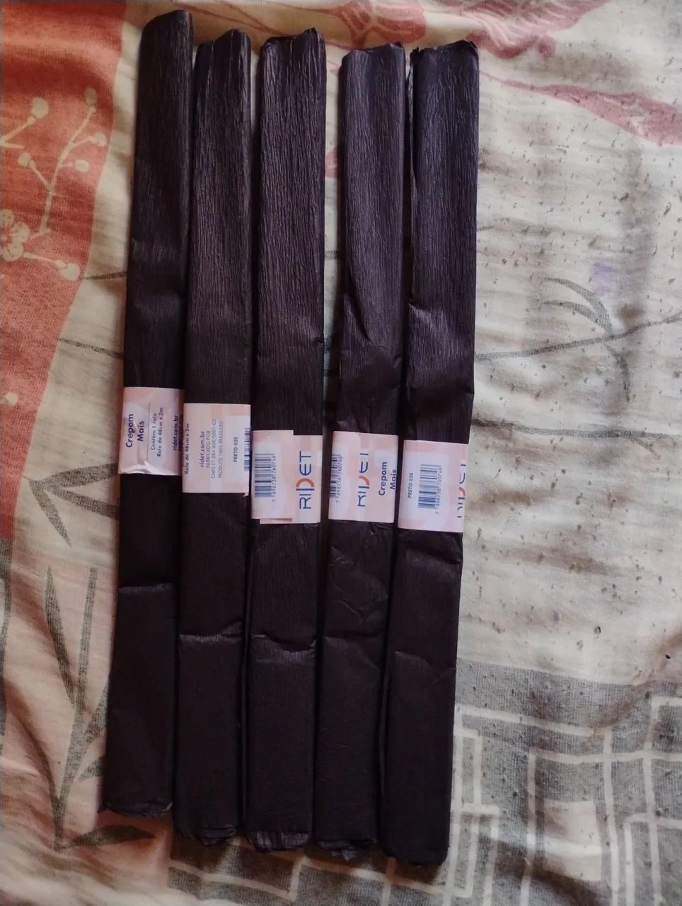 5 rolos de papel crepom preto - Foto 2