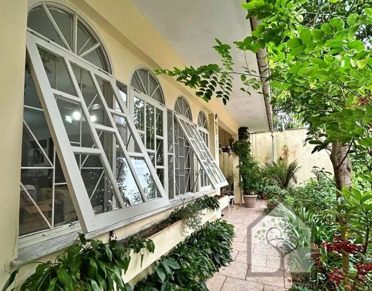Casa à venda com 3 quartos, quintal arborizado e espaço gourmet - Foto 3