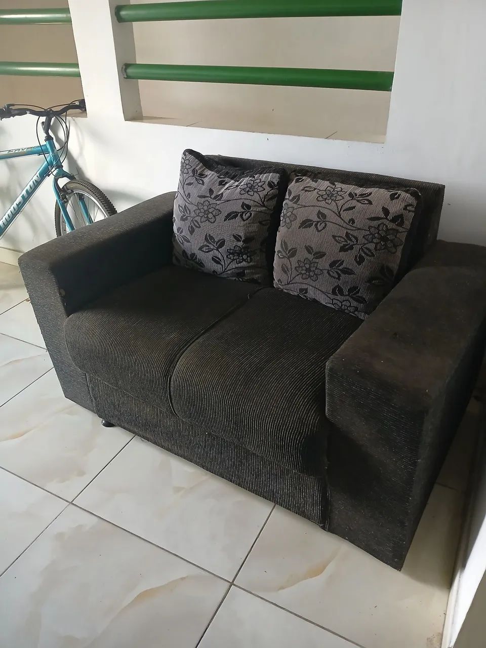 Sofá 2 e 3 lugares bem confortavel
