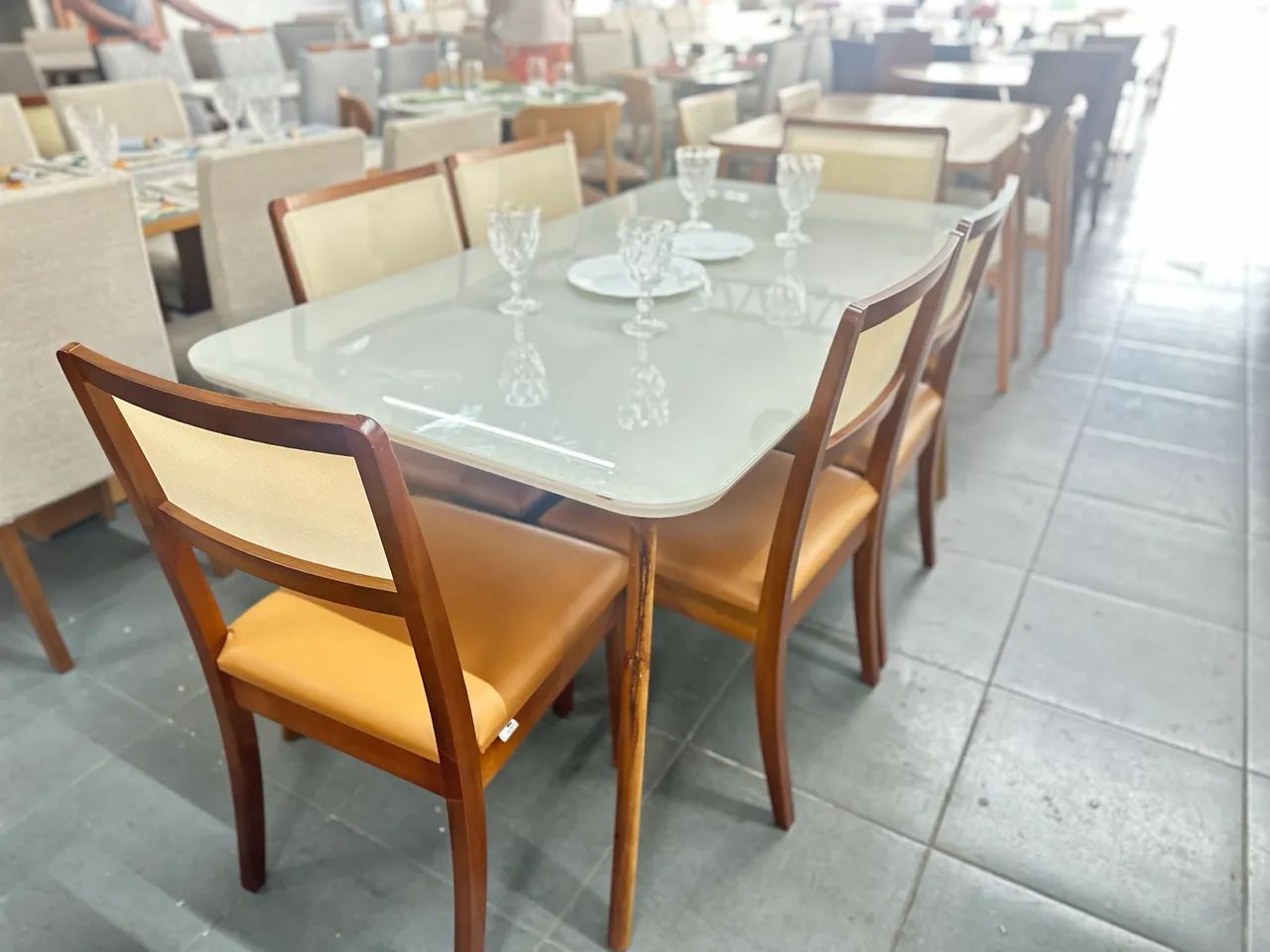 Mesa de madeira maciça pronta entrega nova 