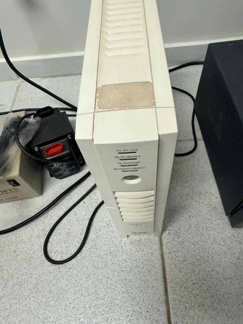 APC Back-UPS RS 1500 - 220V, funcionando normalmente, porém com as baterias sem autonomia  - Foto 3