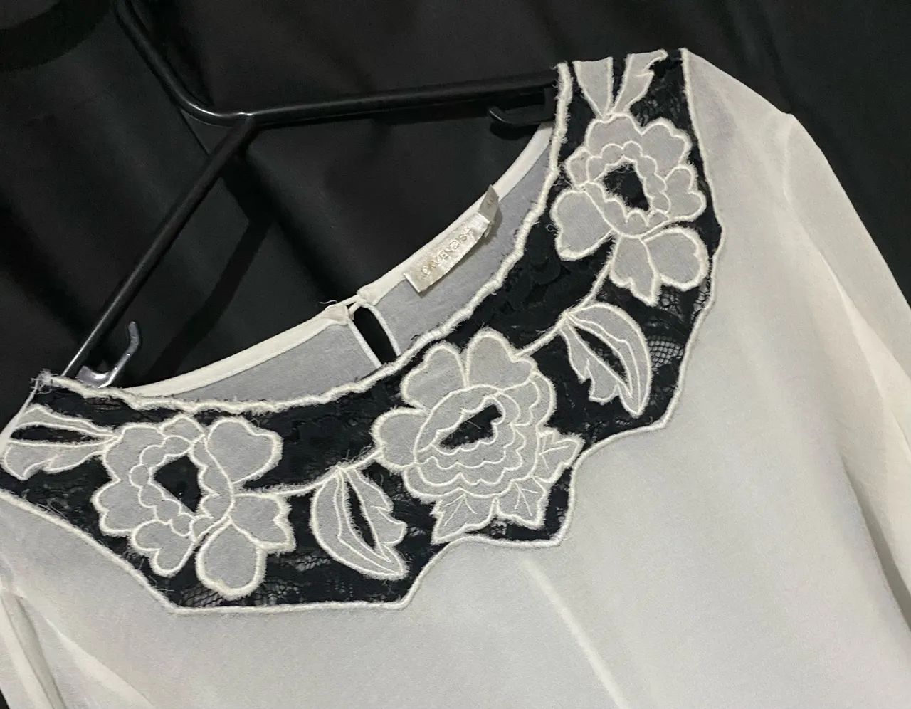 Blusa branca com renda e bordado  - Foto 2