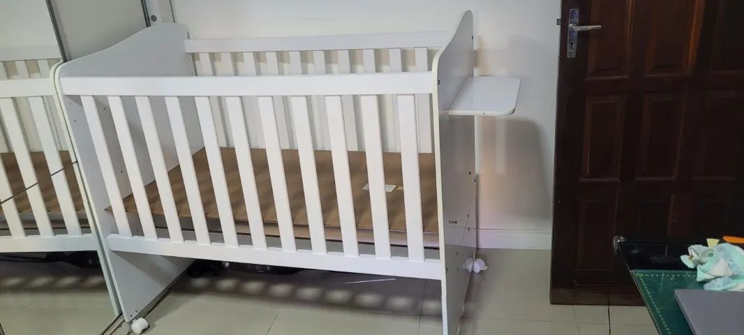 Berço branco com colchão - ótimo estado, com rodinhas - Foto 4