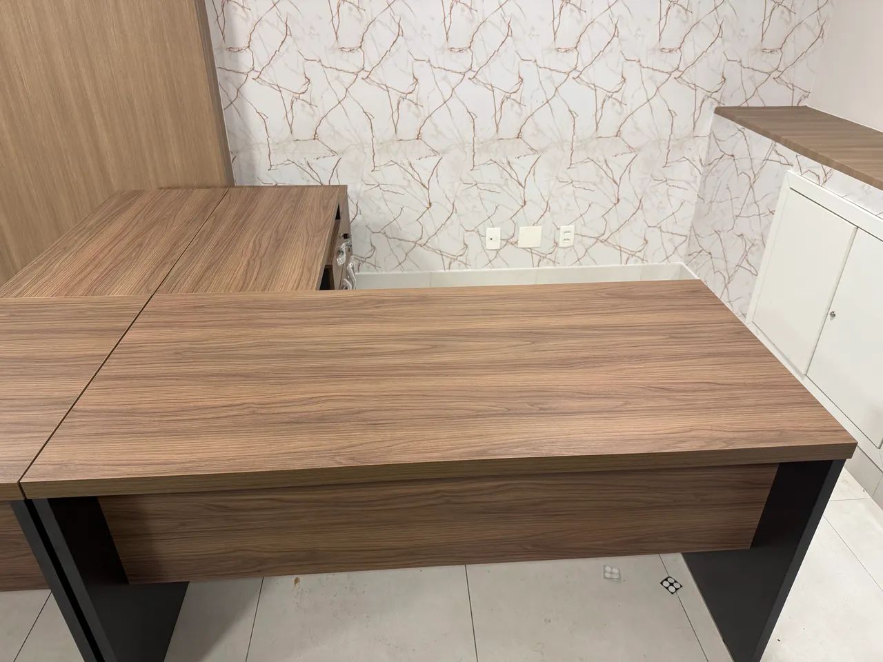 Mesa em L com 1 armário e 3 gavetas novo 