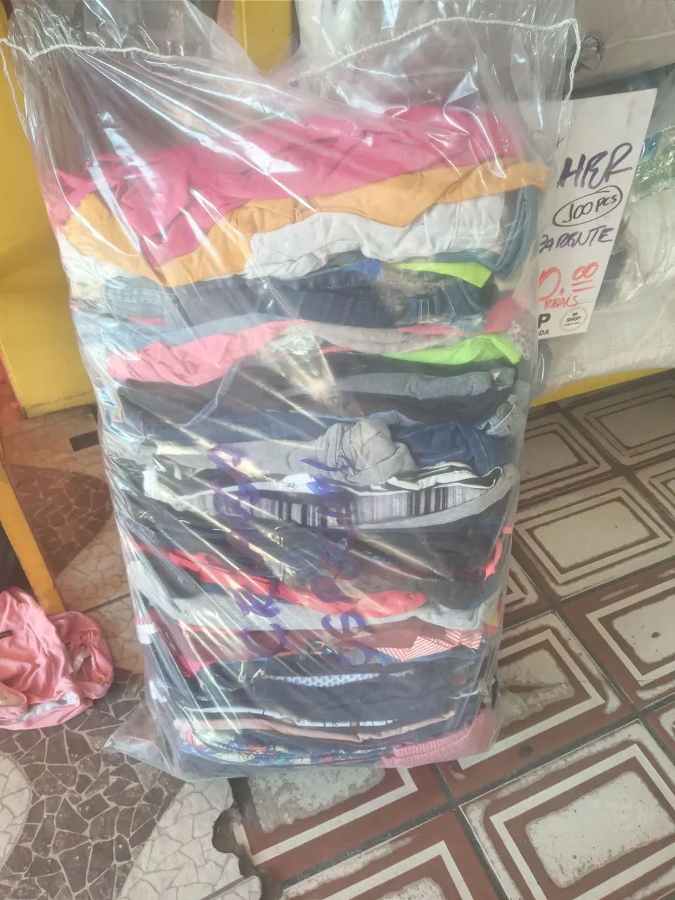 Lotes e fardos de roupas usadas 