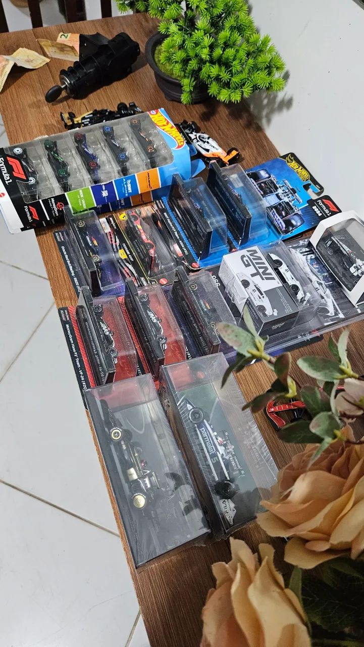CADA MINIATURA 99 REIAS HOT WHEELS MINI GT SPARK - Hobbies e