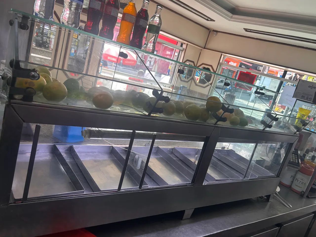 Fruteira e vitrine gelada 