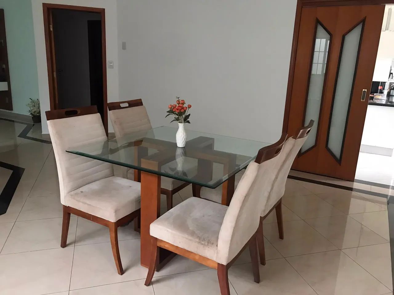 Mesa de jantar - madeira com tampo de vidro e 4 cadeiraa