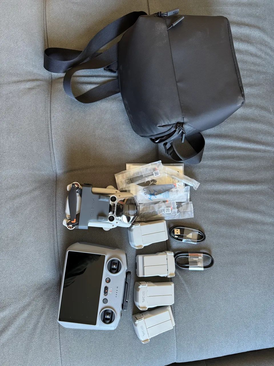 DJI Mini 4 Pro Fly More Combo RC2 + 4 Baterias - Foto 3