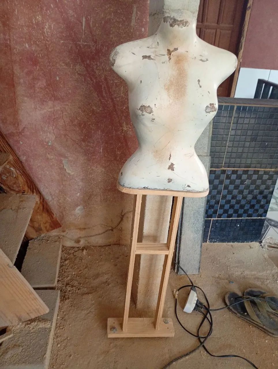 Mannequin de plástico com pés madeira, modelos antigo. - Foto 2