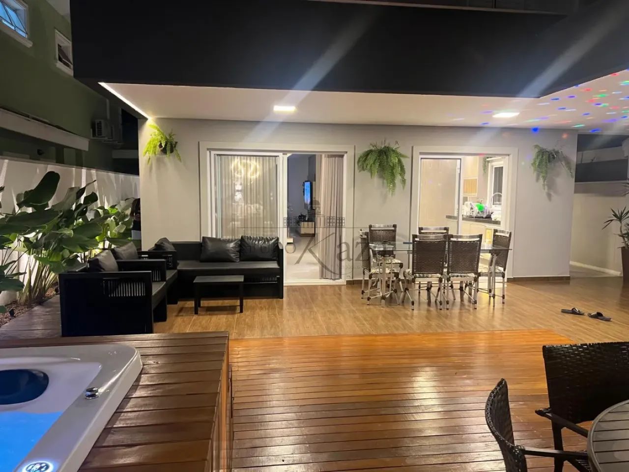 Casa Sobrado em Condomínio - Residencial Altos da Serra VI - 3 Suítes - 229m².