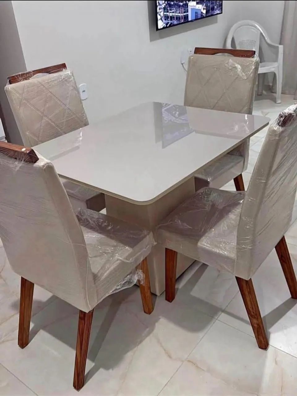 Linda mesa de jantar com quatro lugares 