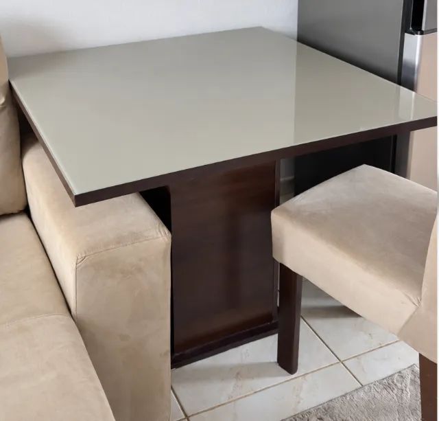 Mesa Quadrada e 4 Cadeiras 