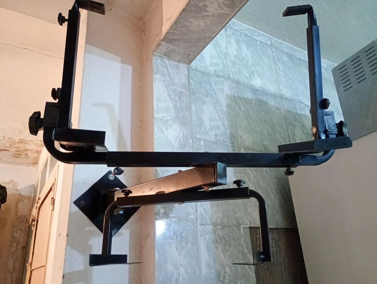 Rack  antigo para TV e vídeo cassete. 