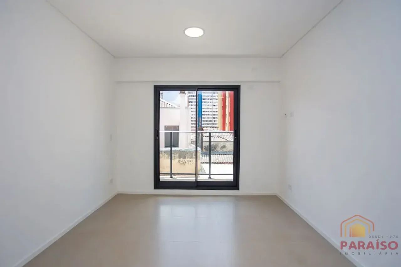 Studio mobiliado com sacada e vaga no Centro de Curitiba - Foto 3