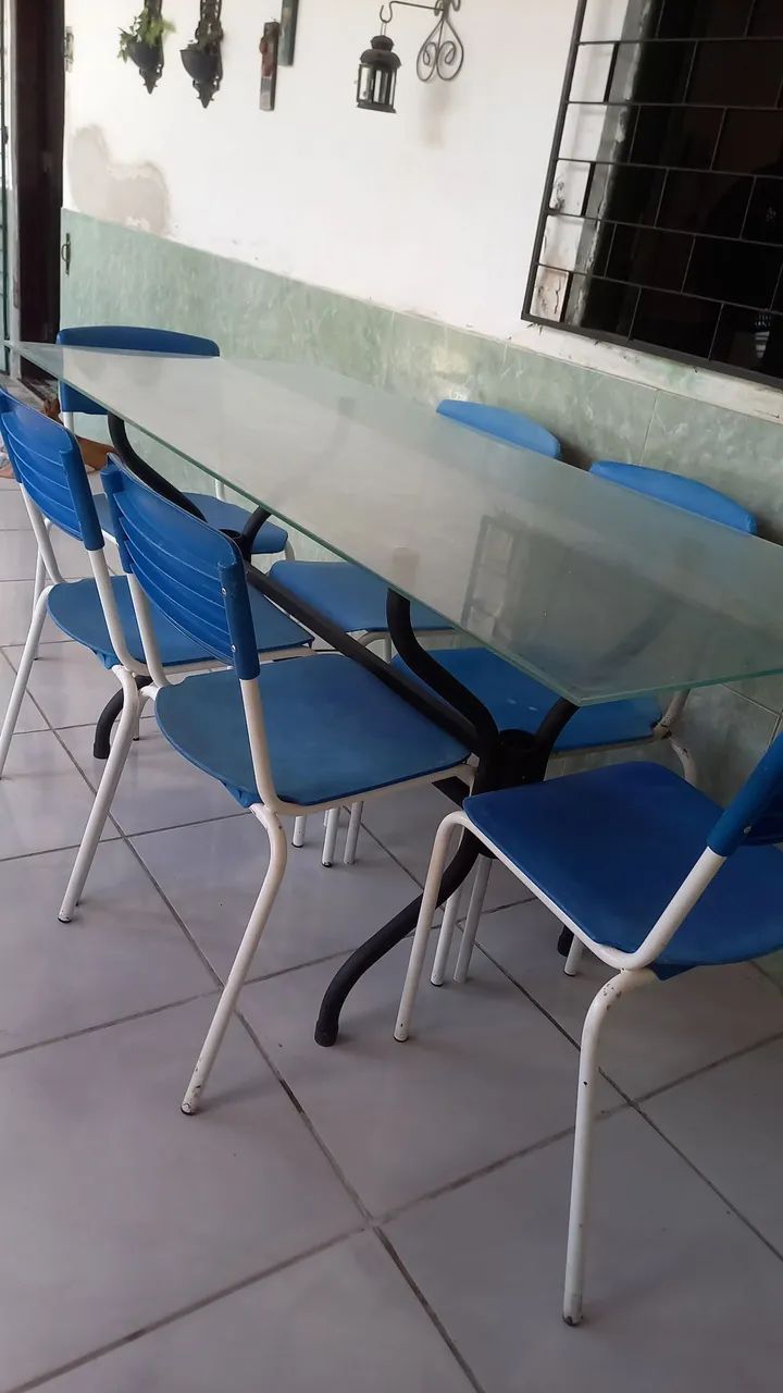 Vendo mesa com cadeiras