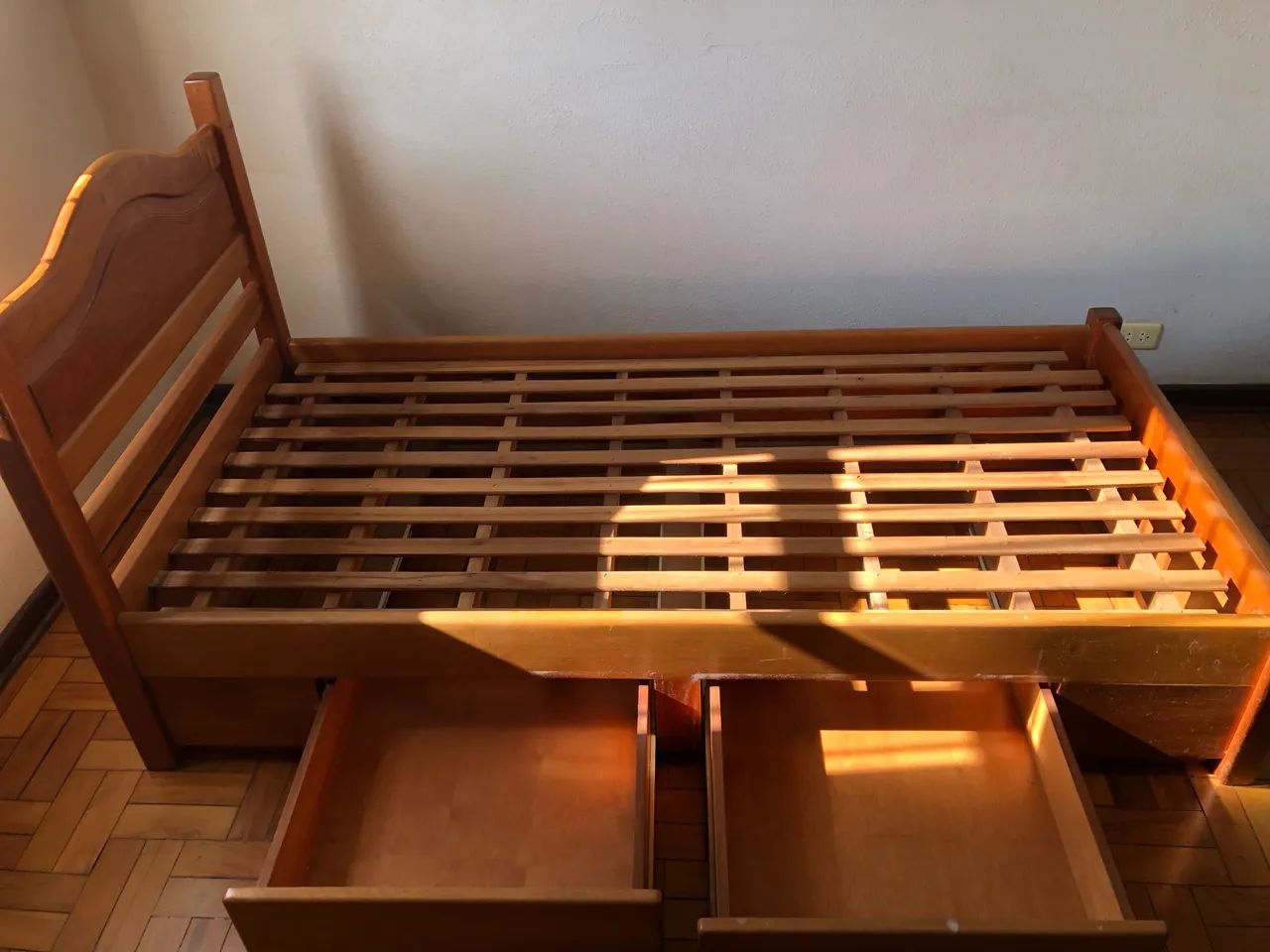 Cama de solteiro maciça com gavetas