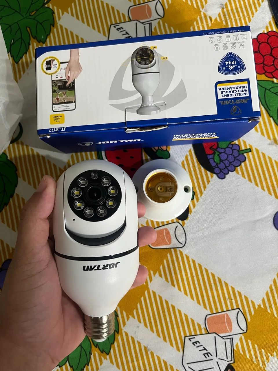 Câmera Lâmpada Wi-Fi IP com Visão Noturna e App - Foto 3