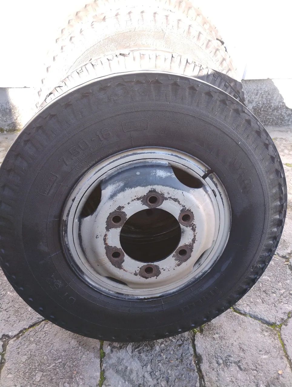 4 Rodas com pneus 7.50 16 - Foto 3