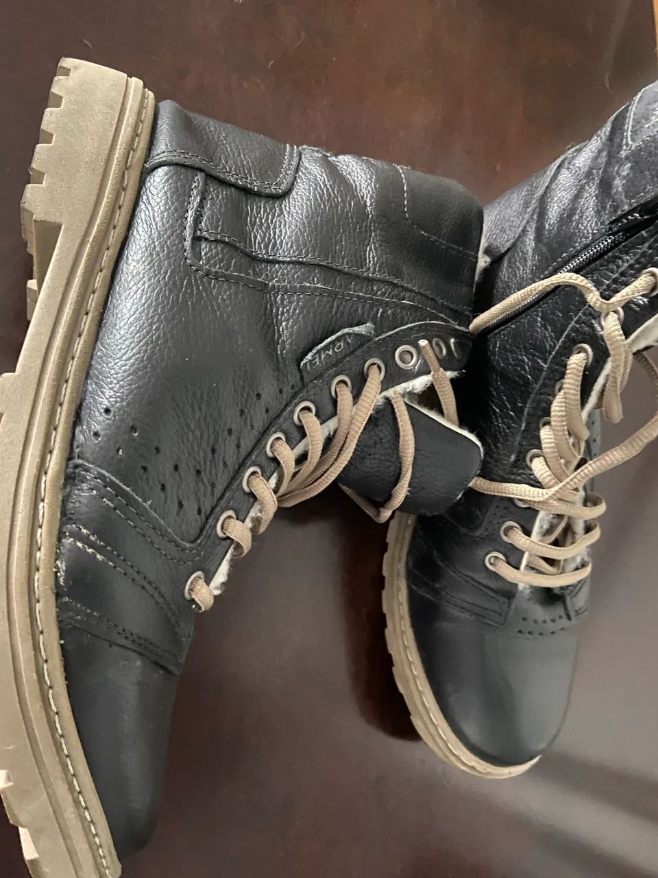 Par de botas em couro com acabamento interno em lã  - Foto 2