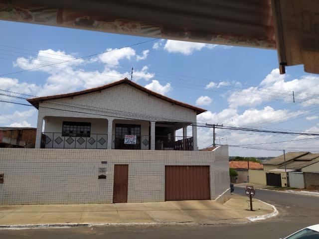 Vende - se imóvel com 02 apartamentos escriturados e com habite-se no Setor Aeroporto - Foto 2