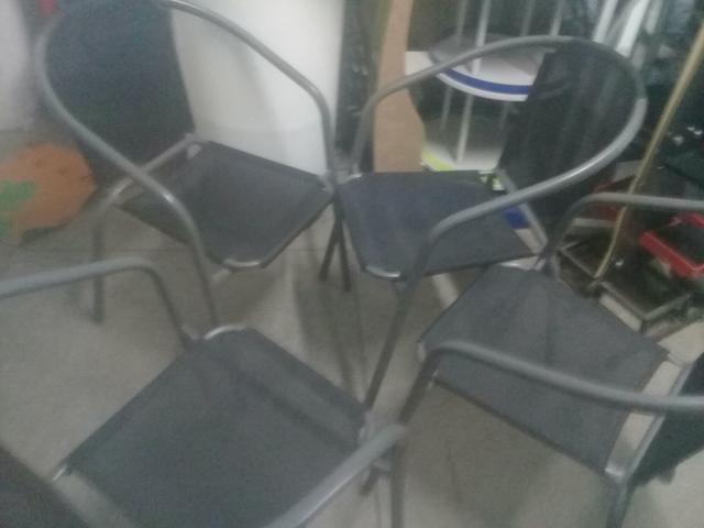 4 cadeiras por 100.00 Tenho 2 modelos