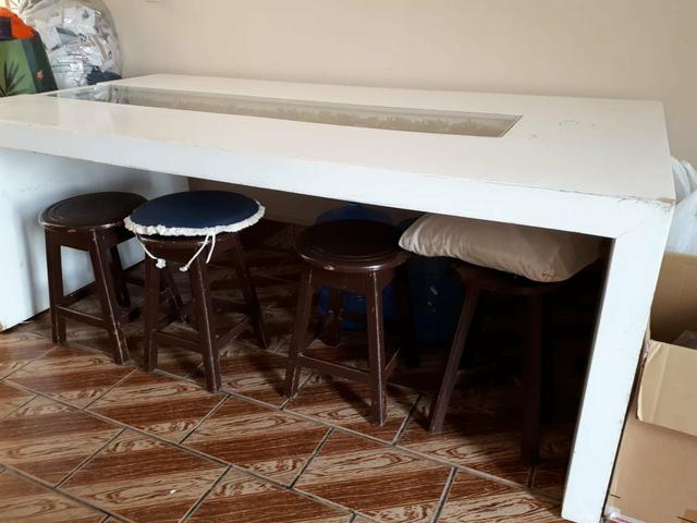 Mesa branca com rolhas de vinho - Foto 4