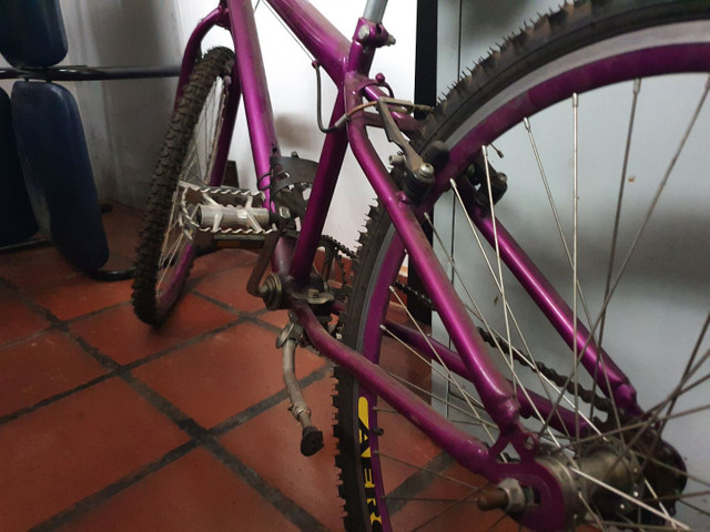 Bicicleta Roxa Aro 26 - Ótimo estado - Foto 2