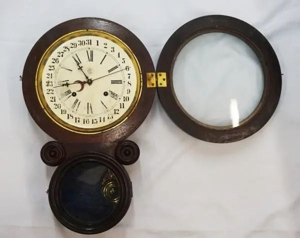 antigo relógio oito waterbury calendário, medidas 56 x 34 cm - Foto 2