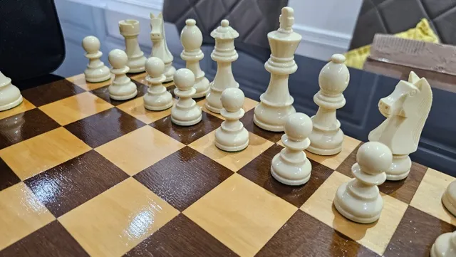 Jogo de xadrez Staunton Profissional - peças, tabuleiro e 2 damas extra