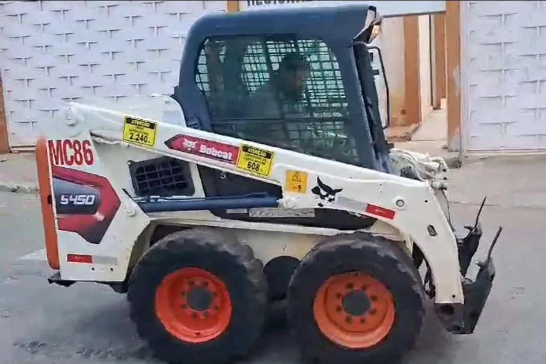Minicarregadeira Bobcat S450 ano 2021, com 5790 horas, ar condicionado, em MG