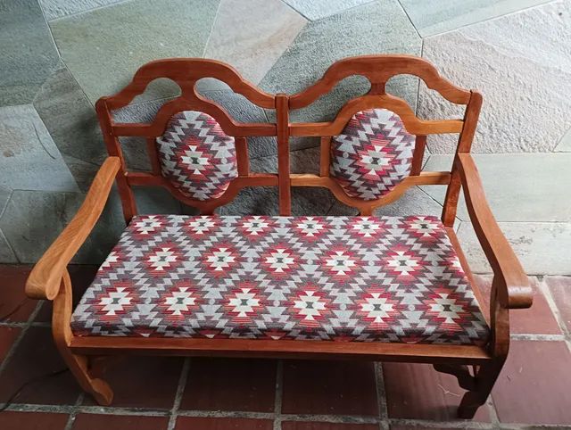 Namoradeira em madeira maciça 