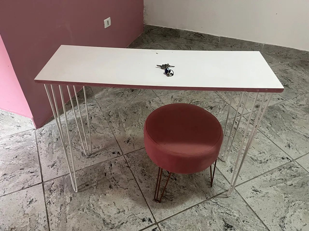 Mesa de Canto Branca com Pés de Aço