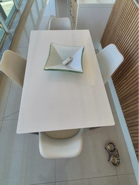 Mesa de Nanoglass branco com base de inox