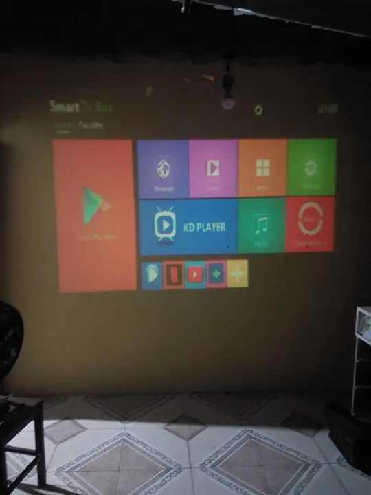 Projetor  e caixa de som 