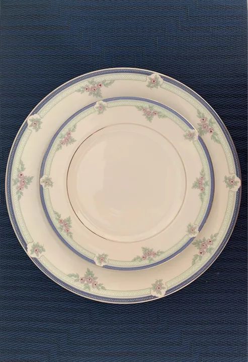 PRATOS EM PORCELANA SCHMIDT BRANCA COM DECORAÇÃO FLORAL E FAIXAS AZUL E VERDE. - Foto 4