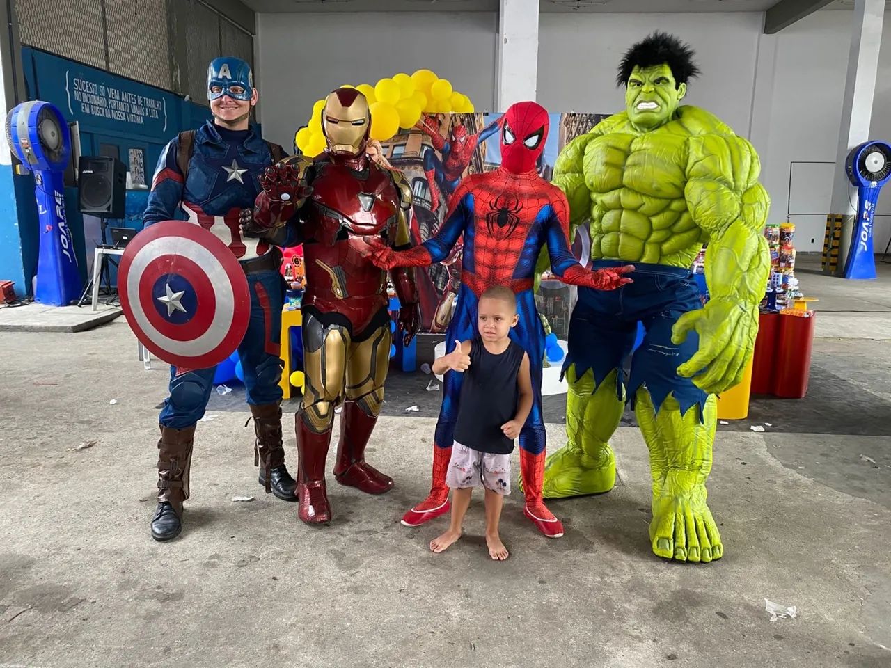 Animação, boneco vivo, personagem vivo Hulk, Homem Aranha, locução porta de loja