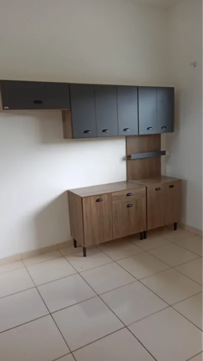 Armário de cozinha completo.