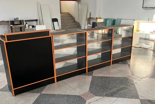 BALCÃO CAIXA + 03 BALCÕES VITRINE COM FITAS COLORIDAS - Foto 2