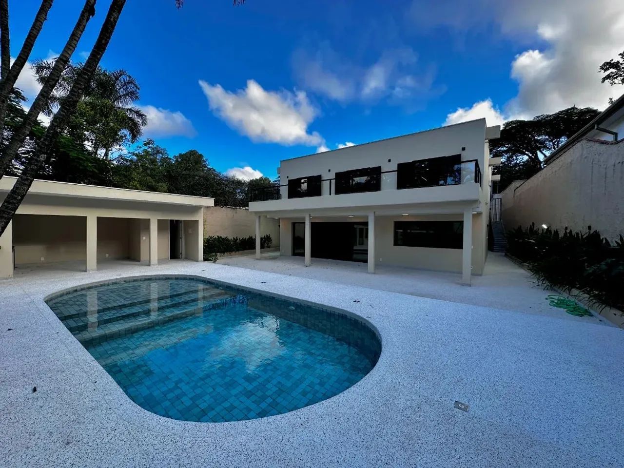 Casa tipo para venda com 4 quartos, sendo 3 suítes, 436m²