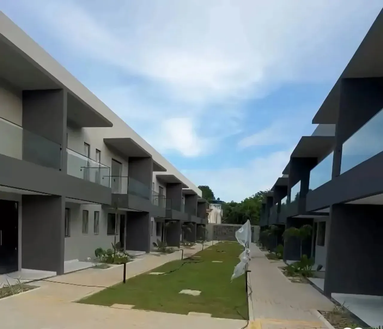 Casa Duplex no Planalto - 2/4 - 2 Banheiros - 71m² - Documentação Grátis