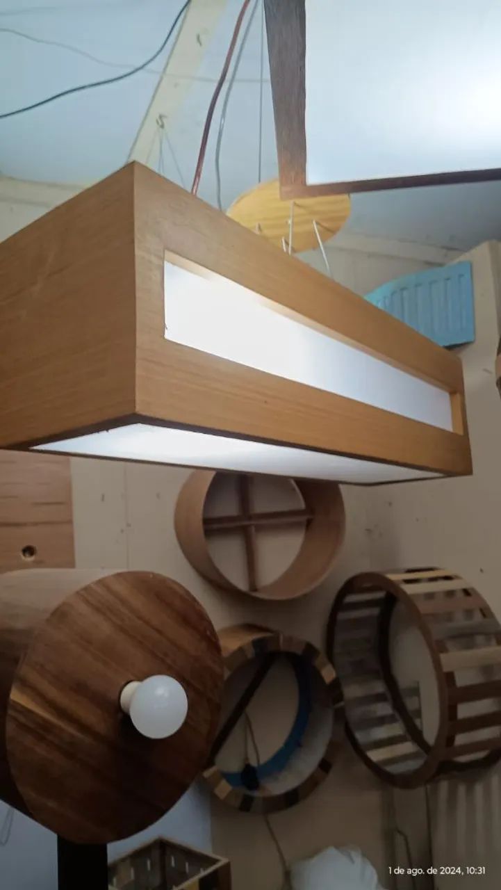 Luminária de teto em madeira com design moderno