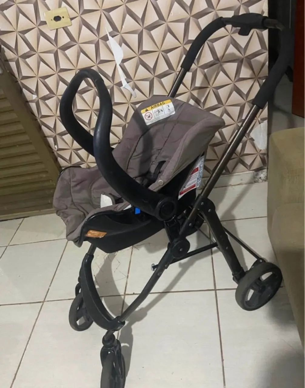 Carrinho de Bebê com Bebê Conforto Galzerano